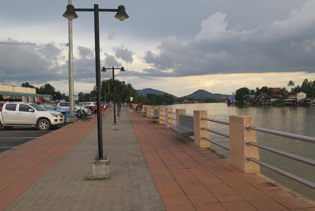 Nadpob Mansion Hotel Surat Thani Luaran gambar